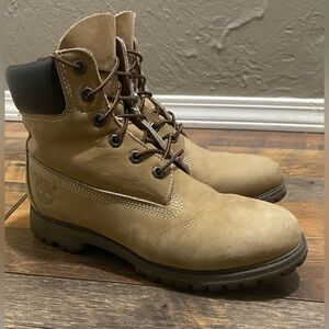 Timberland 6-Inch Boots – Women’s Size 8